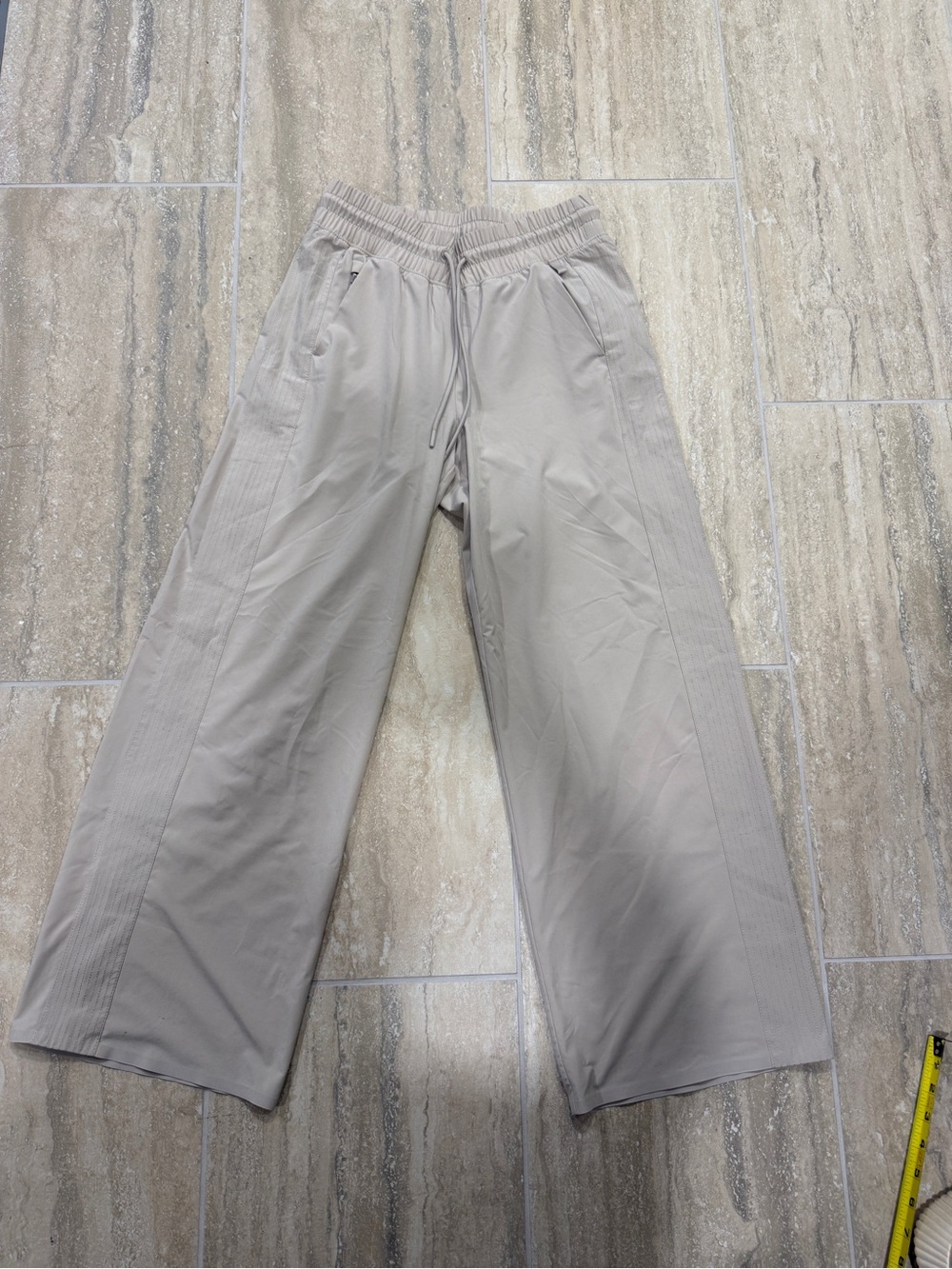 Women’s Wide-Leg Drawstring Cropped Pants in Light Beige